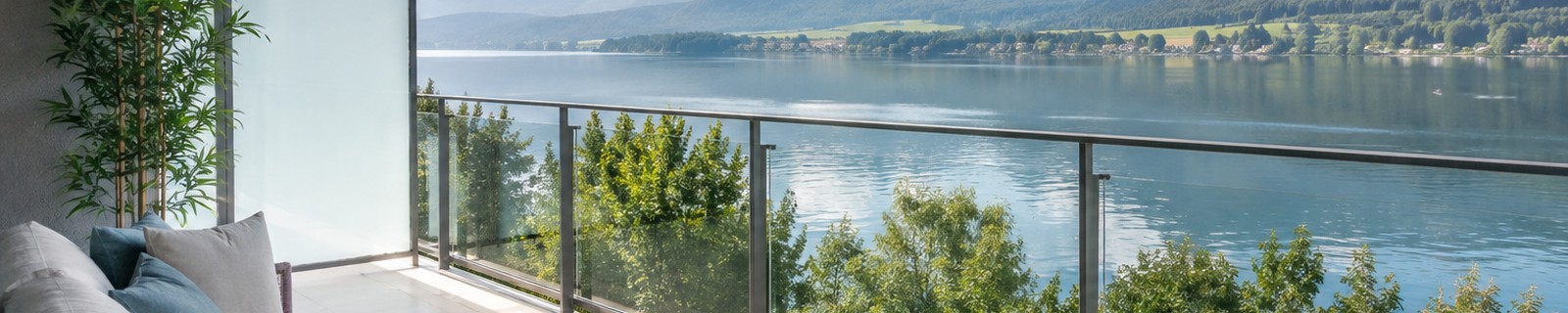 Terrasse mit Seeblick und ruhiger Uferstimmung